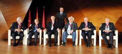 Los galardonados posan junto al alcalde de Madrid, Alberto Ruiz Gallardon 

