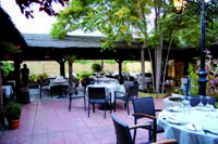 Terraza del Restaurante El Oso. La mejor cocina asturiana al aire libre