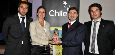 De (i) a (d), Carlos Salas, Carolina Valenzuela, Jean Paul Tarud, Embajador de Chile en Emiratos Árabes Unidos y Cristóbal Luna, Gerente Planificación & Desarrollo Turismo Chile

