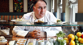 El chef asturiano en 'Minibar' su establecimiento en Washington