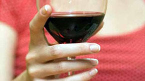 ¿Una copa de vino al día? Mitos y verdades sobre los alimentos 'estrella'