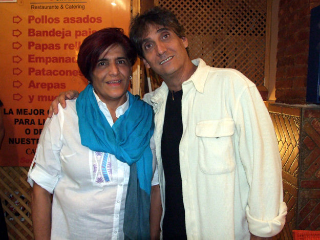 Elisa Delgado, propietaria del restaurante venezolano 'Rochela Express', junto a Guillermo Dávila, momentos después de la conferencia de prensa. (Foto: Juan Ignacio Vera)