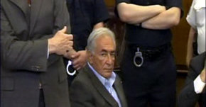 Dominique Strauss-Kahn ha recuperdo su libertad con el pago de un millón de dólares en efectivo como fianza
