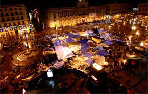 Los acampados en Madrid mantienen su protesta tras una noche de lluvia