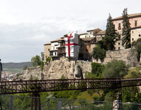 La nueva campaña de promoción “Quédate con Cuenca” envuelve las Casas Colgadas para regalo