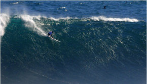 Olas gigantes dan luz verde al campeonato de surf en Punta de Lobos, Chile