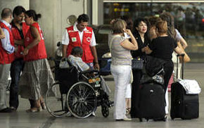 Familiares de ex presos políticos cubanos refugiados en España arriban al aeropuerto de Barajas, en Madrid, el 13 de julio del 2010. 