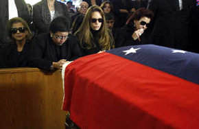 Cecilia Victoria Perez, segunda desde la izq., y Maria Francia Perez, tercera a la izq., hijas del fallecido expresidente de Venezuela Carlos Andres Perez