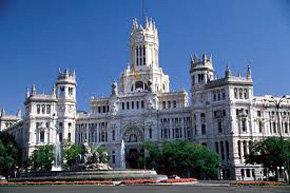 Al fondo, Palacio de las Comunicaciones. En primer plano, la fuente de Cibeles, en la plaza del mismo nombre, en Madrid
