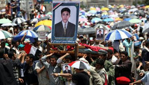 Opositores yemeníes cargan el cadáver de guerreros tribales fieles al jeque Sadik al Ahmar durante un funeral masivo en Sanáa 