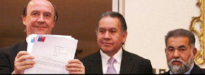 Cristián Larroulet con las instrucciones firmadas