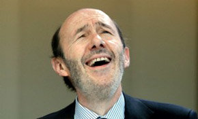 Alfredo Pérez Rubalcaba (APR), ríe de buena gana en conversación con periodistas...