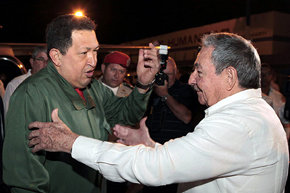 Hugo Chávez (i), es recibido a su llegada a La Habana, por el presidente cubano Raúl Castro