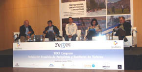 Un momento de la tertulia de periodistas debatiendo sobre el futuro del turismo de Andorra.