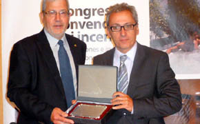 Mariano Palacin Pdte. FEPET (i), entrega placa recordatoria del congreso al Ministro de turismo Francesc Camps.