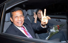 Ollanta Humala a su arribo a Chile, acompañado de su esposa Nadine…