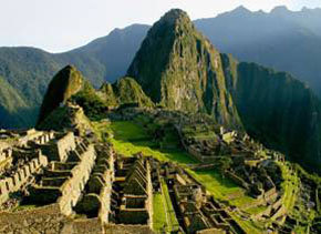La ciudadela de Machu Picchu en los Andes peruanos...