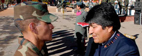 Morales condecora a militares que fueron detenidos en Chile