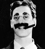Groucho Marx es el paradigma del peluquín, cejas y bigotes teñidos. Pero Groucho era un actor cómico…