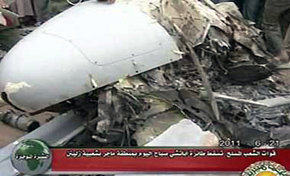 La TV estatal libia muestra un helicóptero de la OTAN derribado supuestamente por las tropas de Gaddafi 