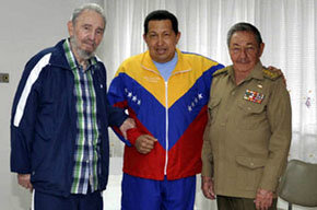 En la imagen de archivo, los hermanos Fidel (i) y Raúl Castro (d), visitaron recientemente a un convaleciente Hugo Chávez