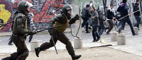 Violentos choques entre manifestantes y policía en Santiago