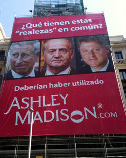 El polémico cartel sólo estuvo colgado unas cuantas horas en la Gran Vía madrileña...