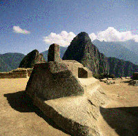 Piedra de Intihuatana, el 'reloj del sol', en el centro de la ciudadela de Machu Picchu