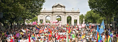 La cabecera de la marcha en el momento de la salida en  la Puerta de Alcalá (Plaza de la Independencia, en Madrid)