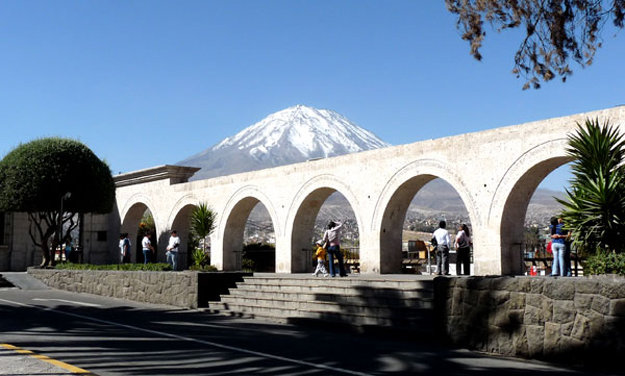 Arequipa,  colonial ciudad blanca cerca de atractivos de Naturaleza en  Perú