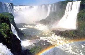 Cataratas del Iguazú, un lugar con el encanto de los arco iris, en el noreste argentino 