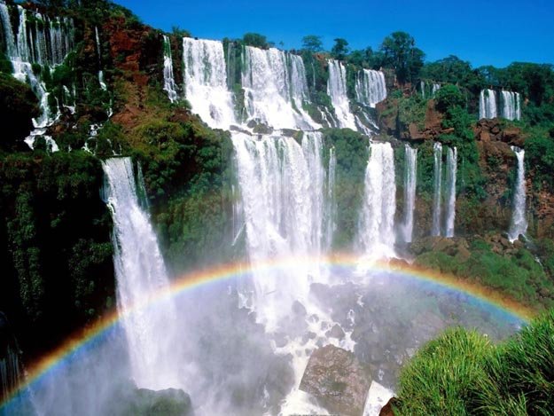 Cataratas del Iguazú, un lugar con el encanto de los arco iris, en el noreste argentino 