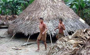 Nativos en la tribu kugapakori, que rehuyen todo contacto con el exterior


