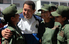 El presidente venezolano Hugo Chávez conversa con un grupo de jóvenes cadetes 
