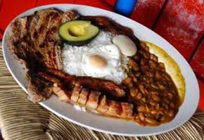 'Bandeja Paisa', el más emblemático plato de la gastronomía colombiana...