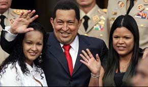 Chávez junto a sus hijas en el momento de anunciar su viaje a Cuba
