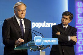 El secretario de Comunicación del Partido Popular, Esteban González Pons (i), y el coordinador del Programa electoral, Baudilio Tomé