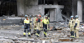 Efectivos del cuerpo de bomberos trabajan en el lugar de la explosión de un coche bomba 