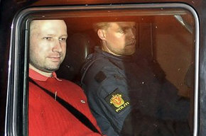 El autor confeso del  doble atentado de Noruega, Anders Behring Breivik (i)