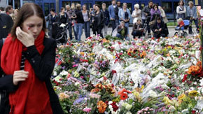 Los noruegos recuerdan, frente a la catedral de Oslo, a las víctimas del doble ataque.