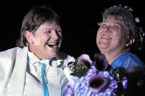 Kitty Lambert y Cheryle Rudd se han convertido hoy en la primera pareja gay en casarse en el estado de Nueva York 