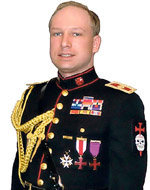Anders Behring Breivik, “El Guerrero del Mal”, ataviado con su uniforme de gala…