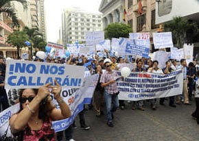 Trabajadores y simpatizantes del diario El Universo marchan en Guayaquil. 