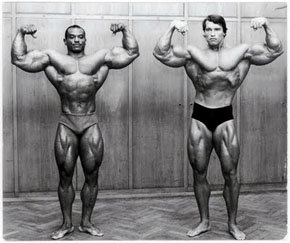 Arnold Schwarzenegger (d) y Sergio Oliva 
