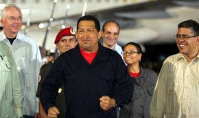 El presidente venezolano Hugo Chávez a su arrib o a Caracas este sábado noche...