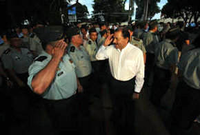 El presidente de Nicaragua, Daniel Ortega, saluda a altos jefes en un acto de esta misma semana