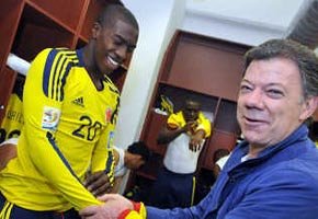 El presidente de Colombia Juan Manuel Santos saluda al jugador de la selección Colombia sub 20 José Valencia 