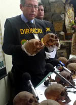 La policía peruana detiene a un chamán con 180 cráneos humanos