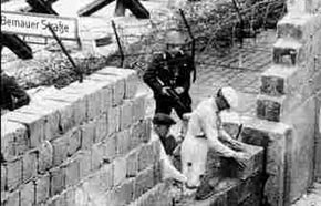 El 13 de agosto de 1961 comenzó a construirse el Muro de Berlín.