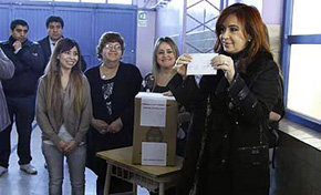 Fernández aspira a la reelección en octubre.